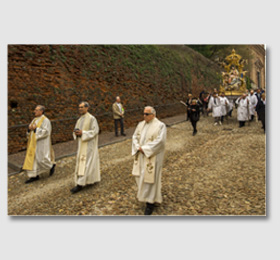 La mattina del sei maggio, giorno della festa, la statua viene processionalmente riportata in Santuario... ‑ Santuario provincia di Cuneo della Madonna Santa Vergine Maria