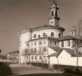 Lato sud del Santuario e degli edifici annessi di Sommariva del Bosco